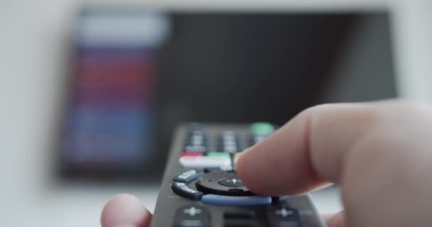 Controlar Televisión Inteligente Con Control Remoto — Vídeo de stock