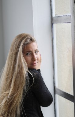 mavi gözlü güzel sarışın kadın