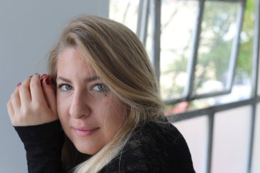 mavi gözlü güzel sarışın kadın