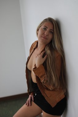 mavi gözlü güzel sarışın kadın