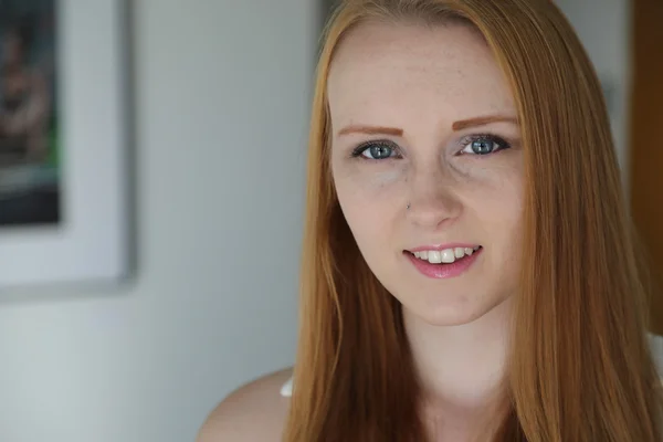 Head Shot of a Red-Haired Woman — Stock Photo, Image