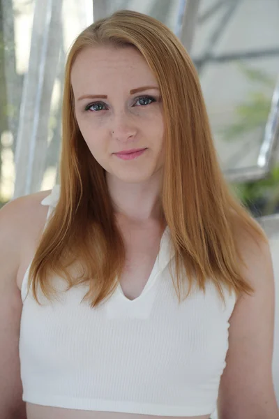 Red Haired Woman in Cropped WhiteTop — Stock Photo, Image