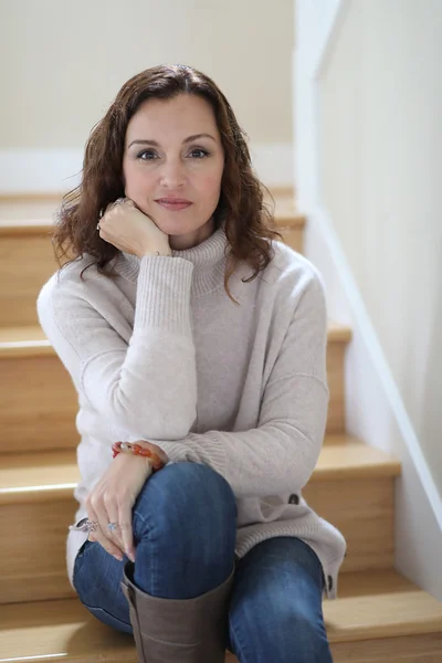 Frau mit braunen Haaren und schönen braunen Augen — Stockfoto