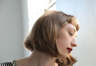 Güzel, hüzünlü kadın kırmızı ruj