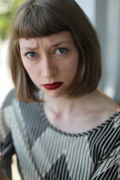 Wütende Frau mit blauen Augen und rotem Lippenstift — Stockfoto