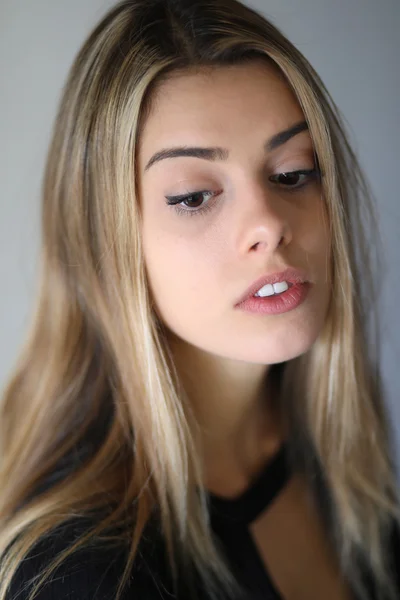 Head Shot of a Beautiful Blond Woman with Brown Eyes — Stock Photo, Image