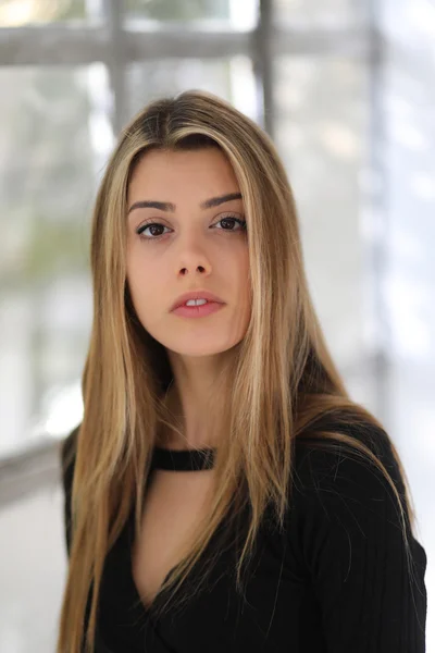 Head Shot of a Beautiful Blond Woman with Brown Eyes — Stock Photo, Image