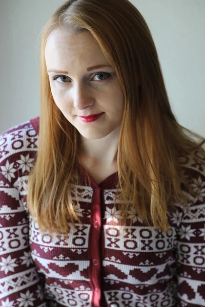 Kırmızı saçlı kadın Noel pijama — Stok fotoğraf