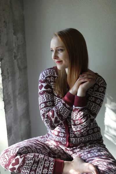 Mulher de cabelos vermelhos em pijamas de Natal — Fotografia de Stock