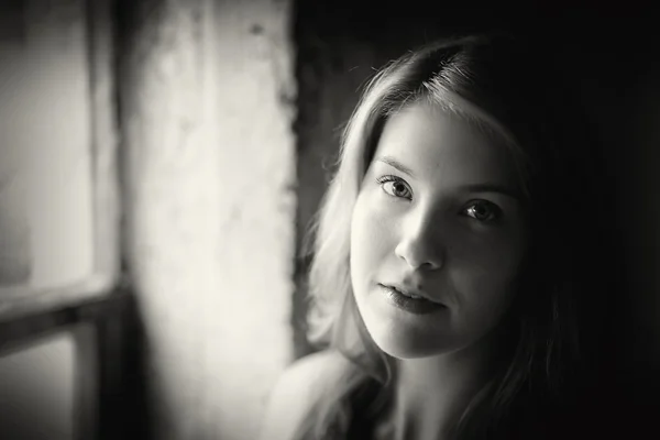 Beautiful Young Woman Shot in Black and White — Stock Photo, Image