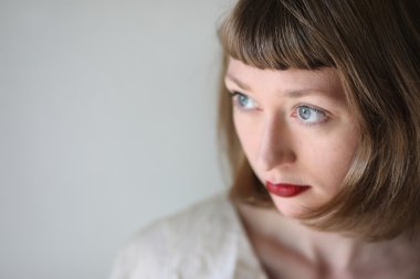 Kırmızı ruj ve mavi gözlü güzel kadın