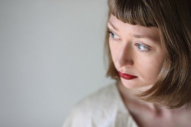 Kırmızı ruj ve mavi gözlü güzel kadın