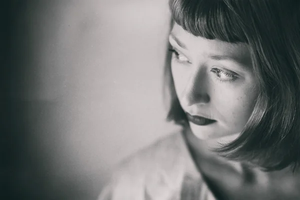 Foto en blanco y negro de una hermosa mujer — Foto de Stock