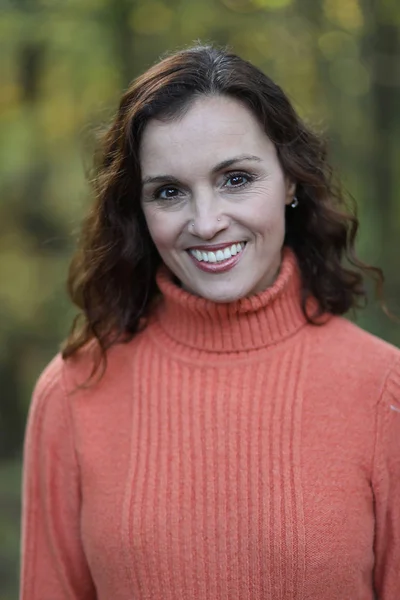 Woman with Brown Hair Against a Fall Background — Stock Photo, Image