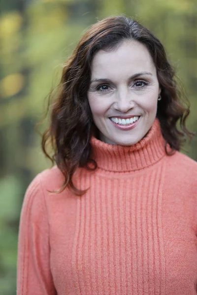 Woman with Brown Hair Against a Fall Background — Stock Photo, Image