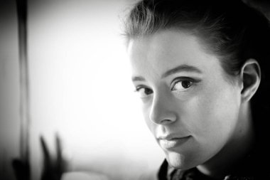 Siyah ve beyaz fotoğraf bir eşarp içinde bir kadın