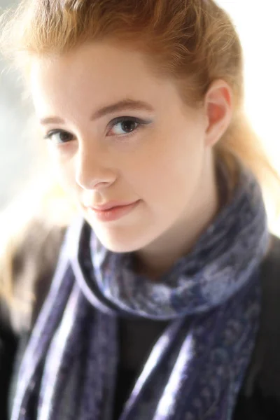 Femme aux cheveux rouges en écharpe violette — Photo