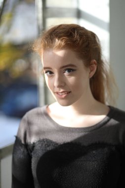 Siyah elbiseli kırmızı saçlı kadın