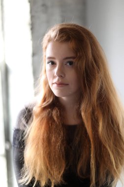 Siyah elbiseli kırmızı saçlı kadın 