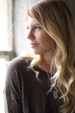 Kahverengi gözlü güzel bir sarışın kadının baş Shot