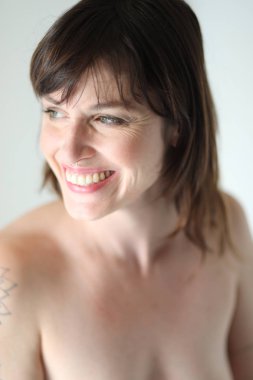 Kahverengi saçlı, güzel yeşil gözlü güzel kadın