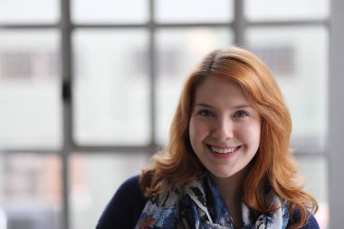 Mavi gözlü güzel genç kadın.