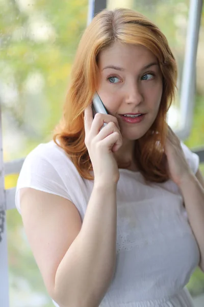 Krásná mladá žena mluví do telefonu — Stock fotografie