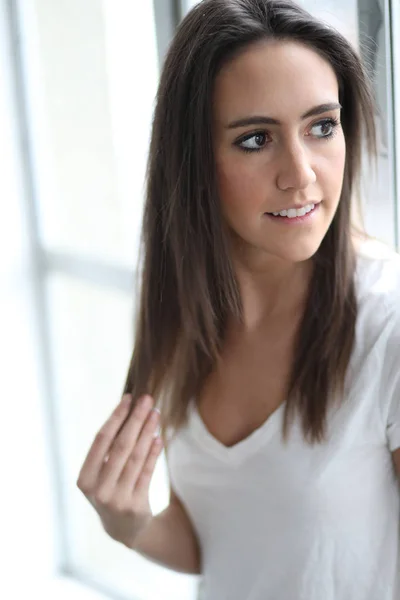 Mulher bonita com cabelo castanho e olhos — Fotografia de Stock