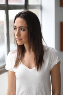 kahverengi saçlı ve gözlü güzel kadın