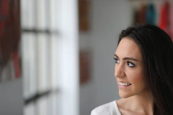 Schöne junge Frau mit braunen Haaren und Augen — Stockfoto