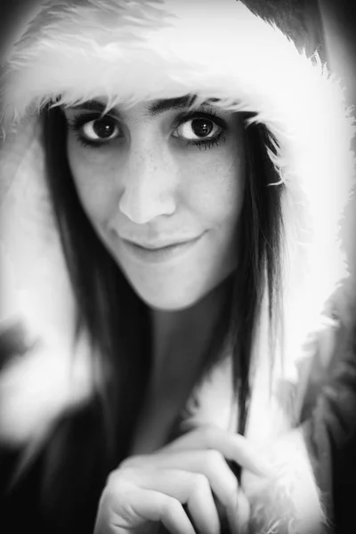 Vacker ung kvinna med brunt hår och ögon i Santa mantel — Stockfoto