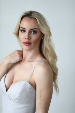 Yeşil gözlü güzel sarışın kadın