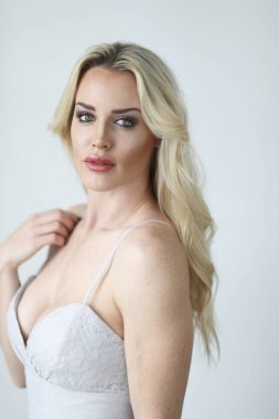 Yeşil gözlü güzel sarışın kadın