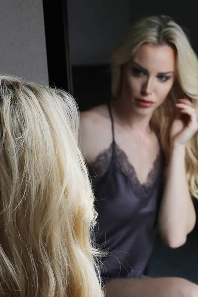 Ruj uygulamak yeşil gözlü güzel sarışın kadın