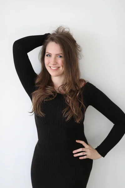 黒のセーター ドレスを着た美しい女性 — ストック写真