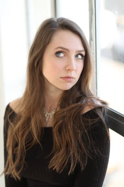 Woman with Brown Hair and Beautiful Blue Eyes — Stock Photo, Image