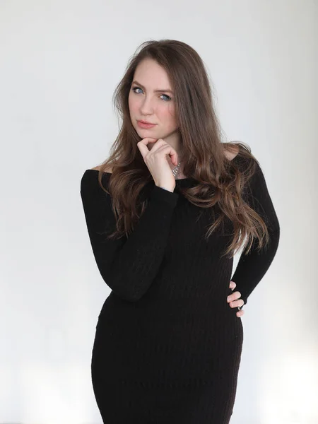 Frau mit braunen Haaren und schönen blauen Augen — Stockfoto