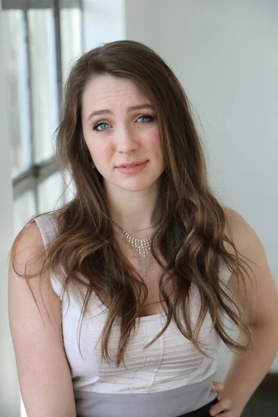 Frau mit braunen Haaren und schönen blauen Augen — Stockfoto