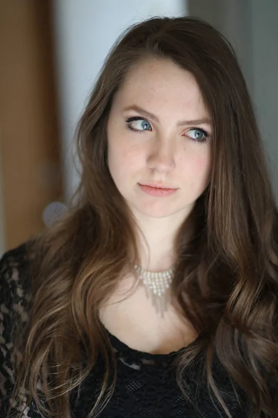 Woman with Brown Hair and Beautiful Blue Eyes — Stock Photo, Image