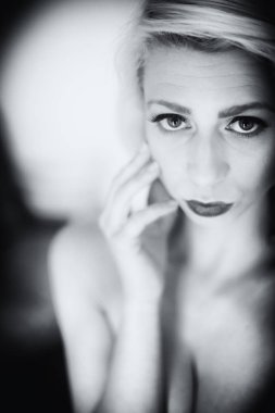 Güzel bir sarışın kadının siyah beyaz portre 