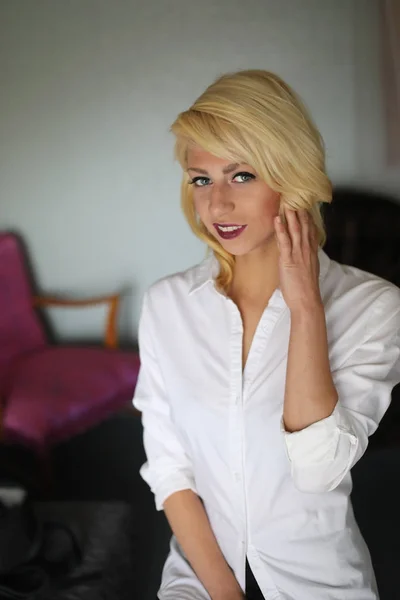 Schöne blonde Frau mit blauen Augen — Stockfoto