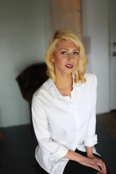 Piękne blond kobieta o niebieskich oczach — Zdjęcie stockowe