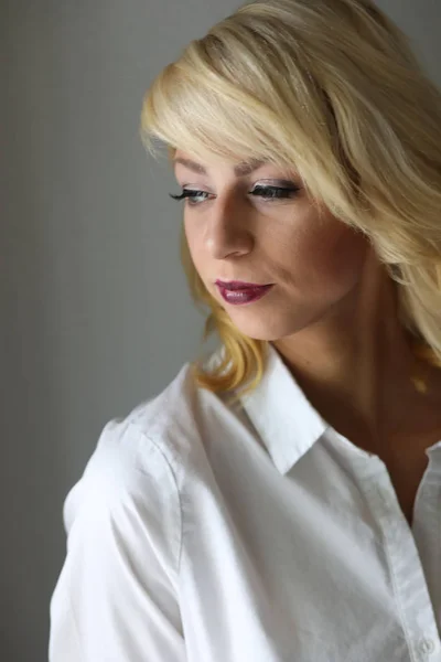 Vacker blond kvinna med blå ögon — Stockfoto