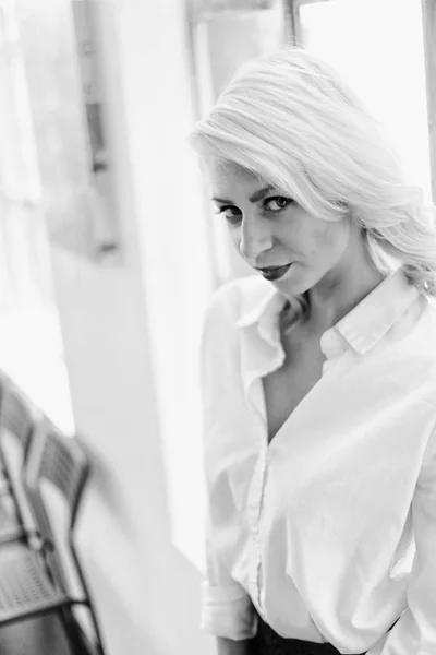 Musta ja valkoinen muotokuva kaunis blondi nainen — kuvapankkivalokuva