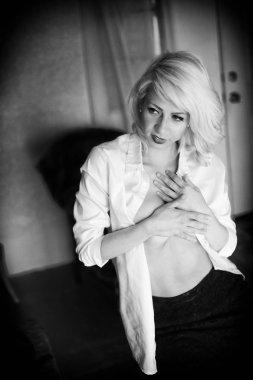 Güzel sarışın kadın. 