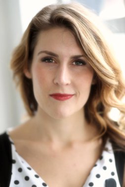 Grren gözleri ve sarı saçlı güzel genç kadın