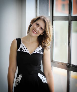 Grren gözleri ve sarı saçlı güzel genç kadın