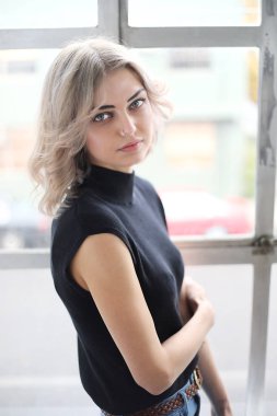 mavi gözlü güzel sarışın kadın 