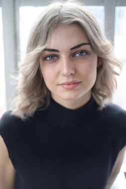 mavi gözlü güzel sarışın kadın 