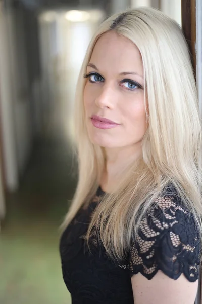 Schöne blonde Frau mit blauen Augen — Stockfoto